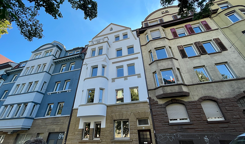 Lichtdurchflutete 4-Zimmer DG-Maisonette-Wohnung mit 3 Balkonen / Erstbezug nach Komplettsanierung