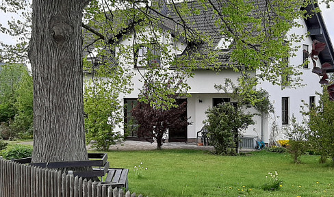 MAKLERFREI_Traumhaftes Einfamilienhaus mit 2 ELW mitten im Grünen