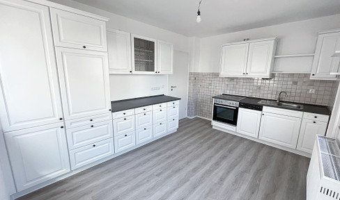 First occupancy after renovation: Beautiful, bright 3 room apartment incl. high-quality fitted kitchen