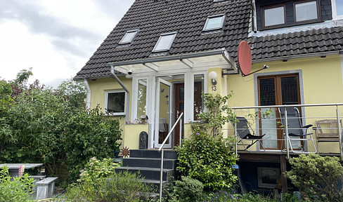 Nostalgia meets modernity: Semi-detached house in Lottbek, bordering Hamburg, good infrastructure