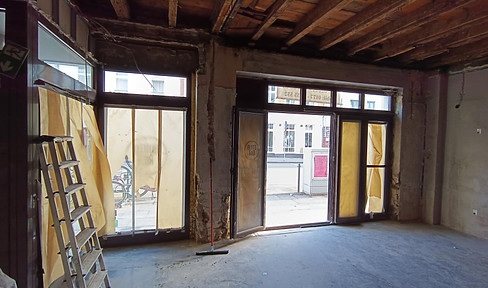 Commission-free: Gutted store with usage permit in Bonn's top location!