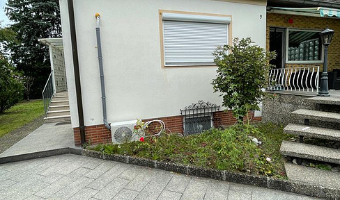 Modernized semi-detached house with two apartments and large garden