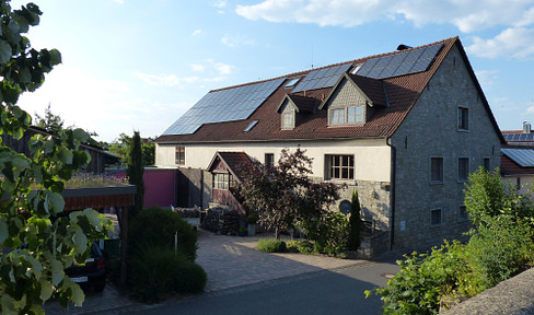 Zweifamilienhaus mit Einliegerwohnung, Nebengebäuden, schönem Hof und Garten