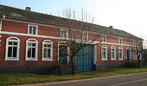 Spacious living in a four-sided courtyard