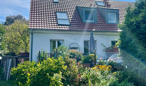 Charmante Doppelhaushälfte mit großem Garten in bester Lage