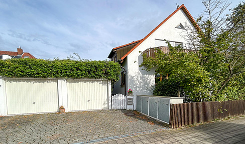 Characterful detached house with 2 granny apartments and double garage in a quiet location on the canal