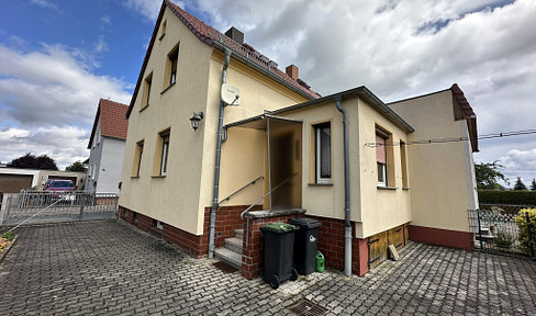 Semi-detached house with expansion potential, garage and well-kept garden