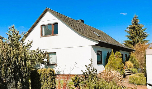 Detached house with conservatory - central and idyllic