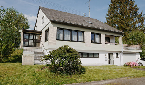 Freistehendes Architektenhaus mit Gewerbeeinheit und großem Garten