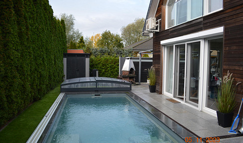 Fantastic luxury detached house with conservatory, swim and fun pool, double carport