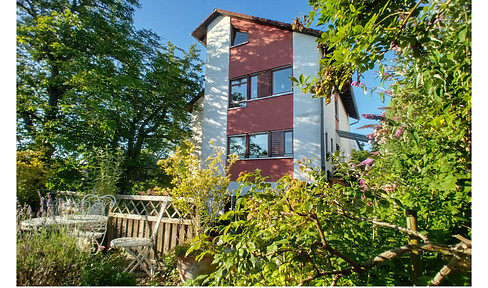 Welcome to the south - individual semi-detached house with far-reaching views