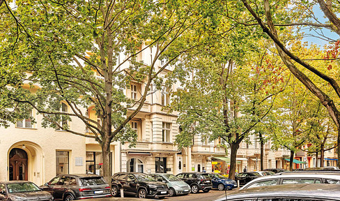 At Ludwigkirchplatz: Noble 4-room balcony apartment with EBK, stucco and ceiling painting