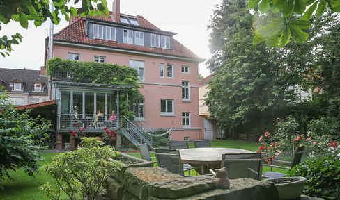 Erdgeschosswohnung in stilvoller Stadtvilla in bester Lage mit Garten