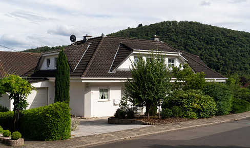 Light-flooded detached house with unobstructed views