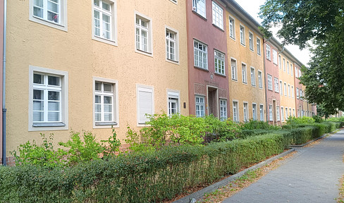 Move in directly or as a retirement provision! Well-maintained old apartment near Tegel S-Bahn station