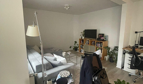 Renovierte 2-Zimmer-Wohnung mit Balkon, Aufzug & Einbauküche in zentraler Lage von Düsseldorf