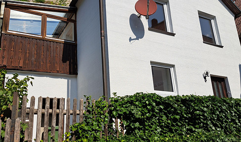 Renoviertes Haus mit Wintergarten und Burgblick