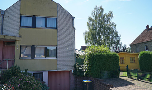 Terraced corner house with large garden