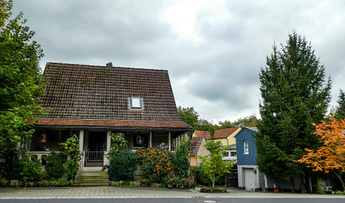 Saniertes Einfamilienhaus mit vermietetem, freistehendem Nebenhaus und Garten.