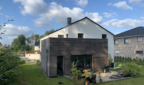 Light-flooded architect's house in an idyllic location with sunny roof terrace and larch extension