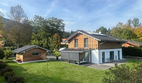 Freistehendes exklusives Einfamilienhaus mit traumhaften Bergblick