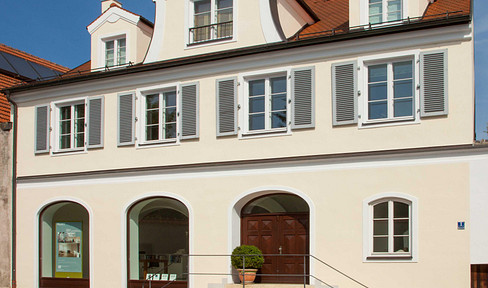 Summer feeling included: Historic residential and commercial building with inner courtyard oasis