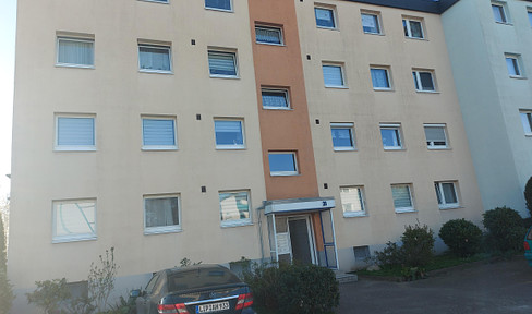 Gut geschnittene 5 Zimmer Wohnung mit Loggia und Stellplatz