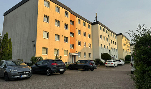 Gut geschnittene 5 Zimmer Wohnung mit Loggia und Stellplatz