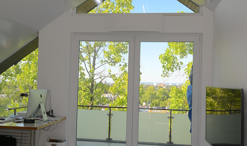 Aussicht, Natur und Design: exquisite 3-Zimmer Dachgeschosswohnung in Freiburg St. Georgen