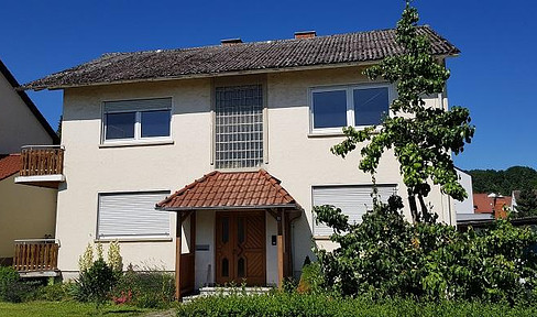 frei stehendes 2 Familienhaus mit Nebengebäude