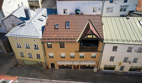 Town house in the dragon engraving town of Furth im Wald, four storeys, in need of renovation