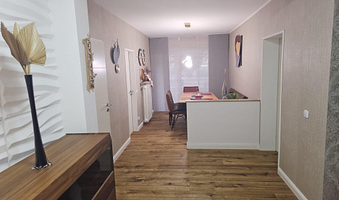 Urdenbach: commission-free chic and spacious 4-room apartment with upscale interior design