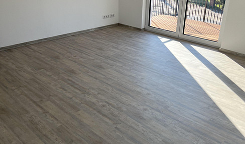 Möbiliertes Zimmer mit Balkon, Küche und Badezimmer