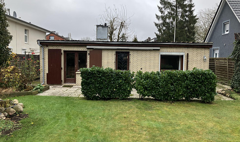 Frischrenovierter Flachdach-Bungalow auf großem Grundstück