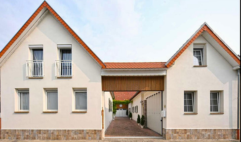 Three-sided courtyard with 2 residential buildings and XXL hobby garage