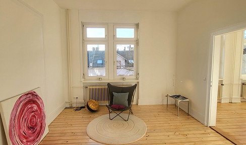 Core-renovated 3-room ALTBAU floor with large eat-in kitchen