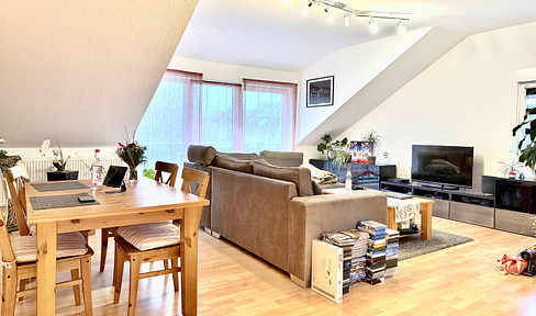 Wunderschöne 3-Zimmer DG-Wohnung mit großem Balkon und Garage