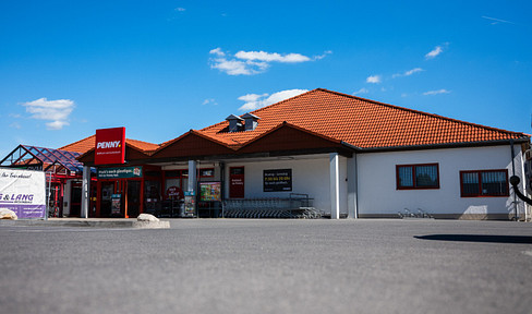 Commercial space ranging from 800 to 1000 square meters, with ample parking, located next to a fitness studio and a new Penny supermarket.