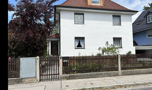 Free of commission - detached house with terrace and garden in Munich