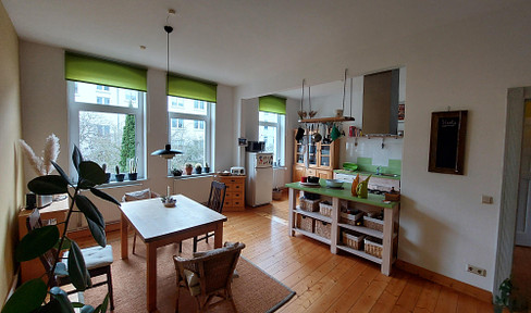 Spacious apartment in an old building with eat-in kitchen, 2 rooms and 2 balconies