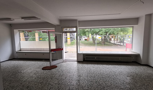 Arzt-, Praxis, Showroom oder Bürofläche mit großer Fensterfront