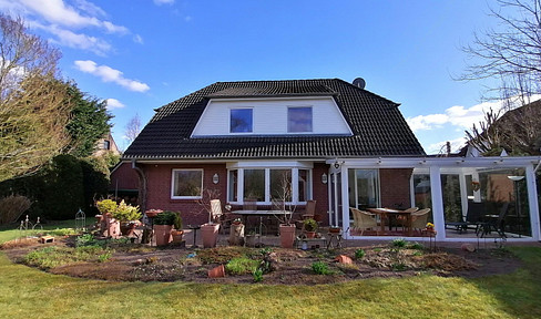 Dream house with 2 conservatories and double garage in a quiet residential street and cul-de-sac location