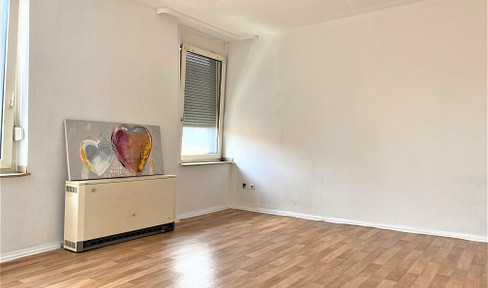 +++Frisch renovierte Wohnung im 1. OG mit Allgemeingarten, neues Bad, Flur, Wände etc.+++