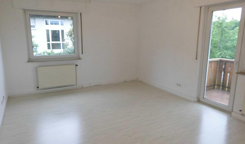 Helle 2,5 Zimmer Wohnung mit Balkon und Einbauküche