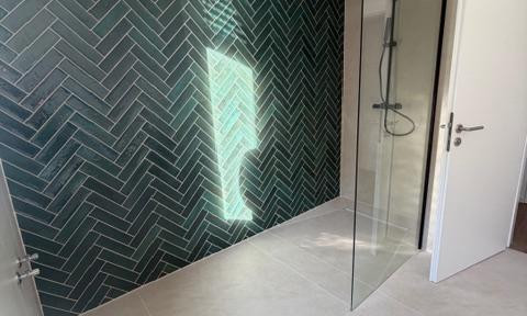 Completely renovated 5 room apartment with large terrace