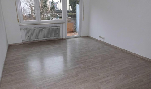 Schöne 2,5 Zimmer Wohnung mit Balkon und Einbauküche