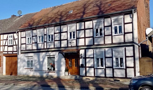 Historic half-timbered house with expansion potential and spacious plot