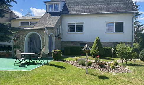 Attractive house with 2 apartments and many outbuildings