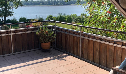 Beautiful view of the Elbe from 3 floors. Very large end terraced house. From private owner