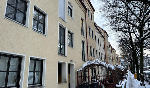 Renovated, bright 3-room apartment with ideal RB connection to Munich